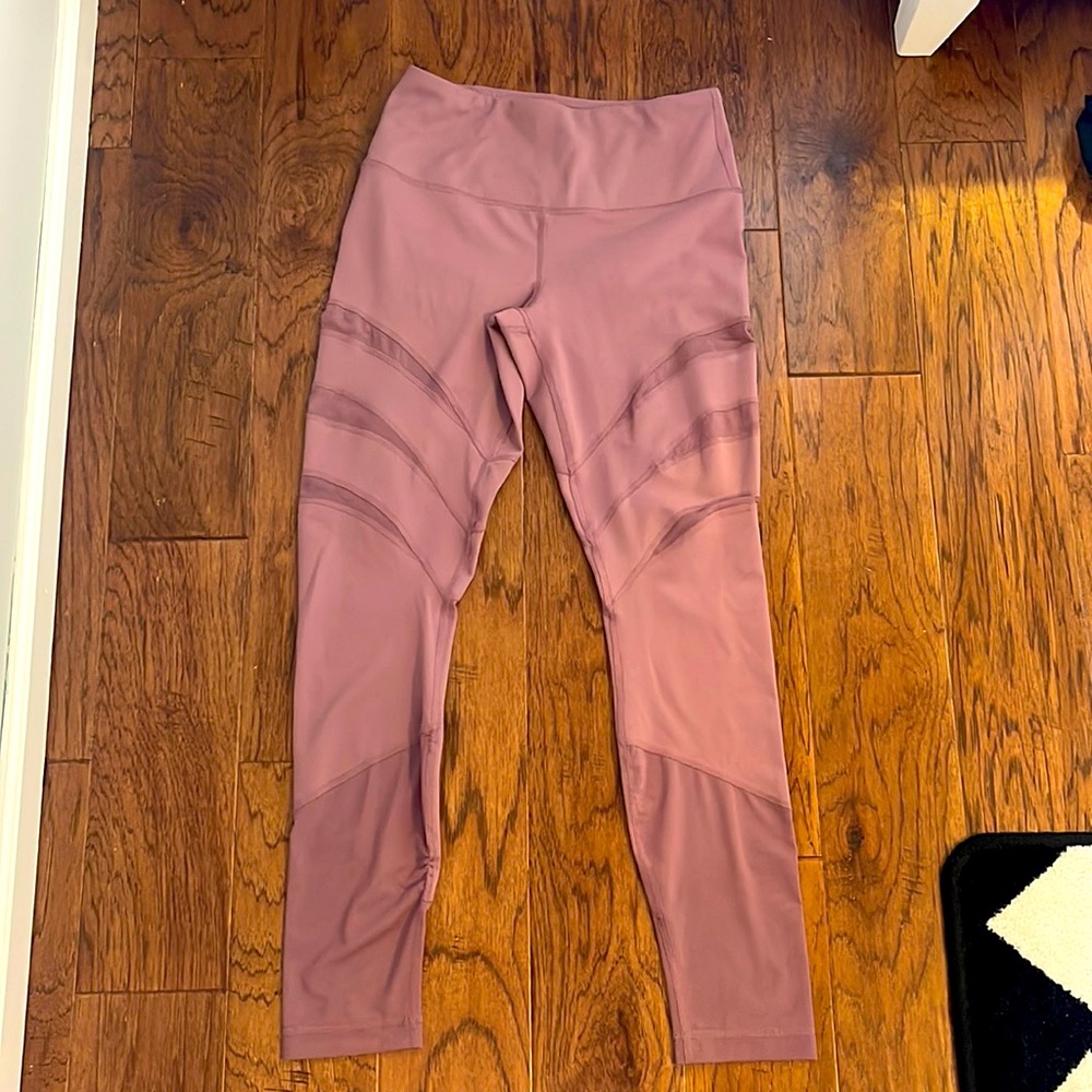 Athletic leggings with sheer spots